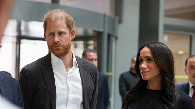 哈里起诉小报反被锤！法庭曝光婚前调情短信，甜腻昵称露骨玩梗！