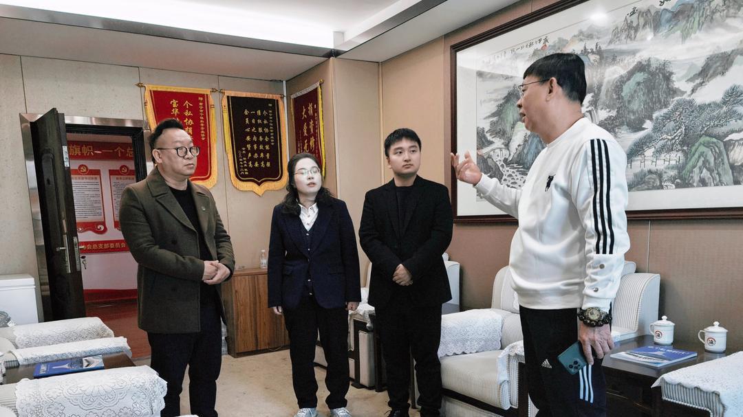 跨域赋能促发展 携手共创新格局——共工新闻社黄伟健主任一行到访南宁市个体私营企业协会深度交流