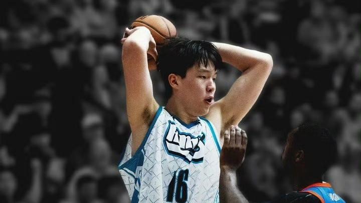 杨瀚森19+5填满数据栏，全场8失误！