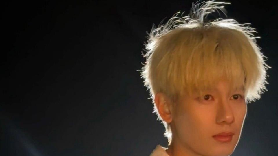 胡先煦金发海边写真封神，手捧鲜花化身“清冷贵公子”，网友：帅得有心事了