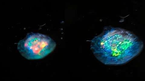 螺旋液晶可以在超低电场下翻转光的手性