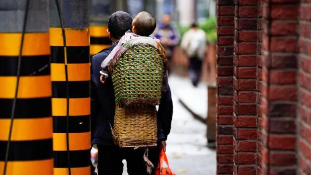 从九岁被逼学走路、被劝“别生孩子”，到一个人撑起家，她把脑瘫、外卖和当妈这三件事，都硬是做好了