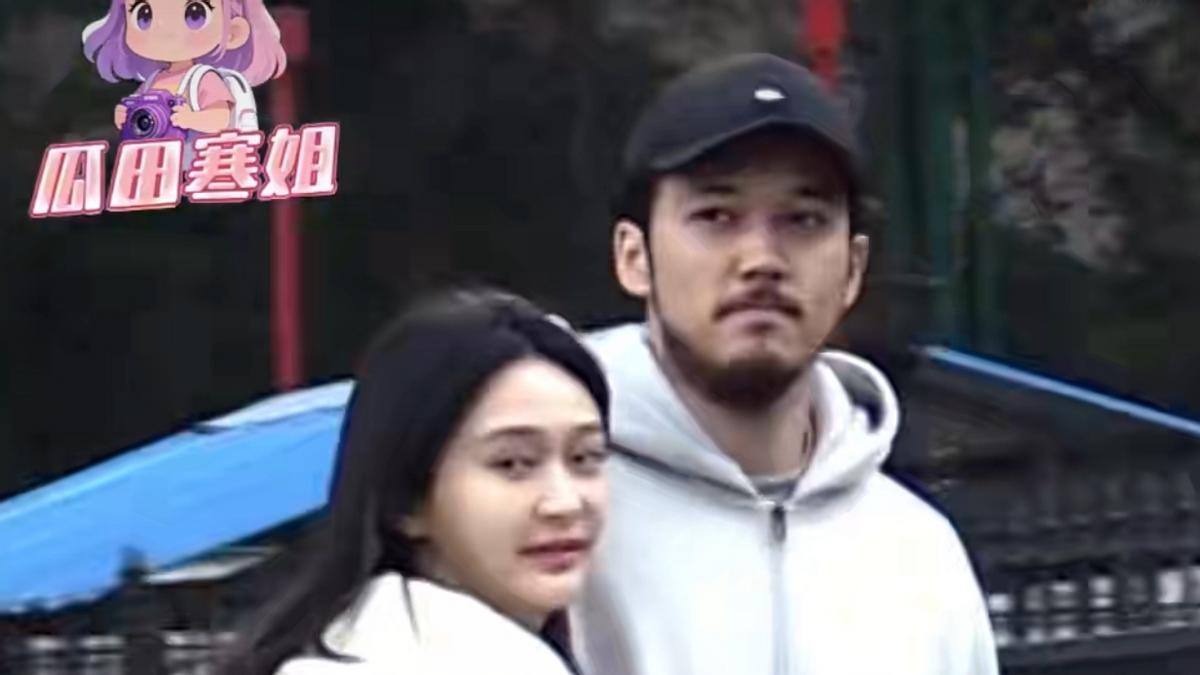 不藏了！陈冰挺孕妇和陈牧驰牵手逛街，陈冰抱着陈牧驰取暖 太甜了