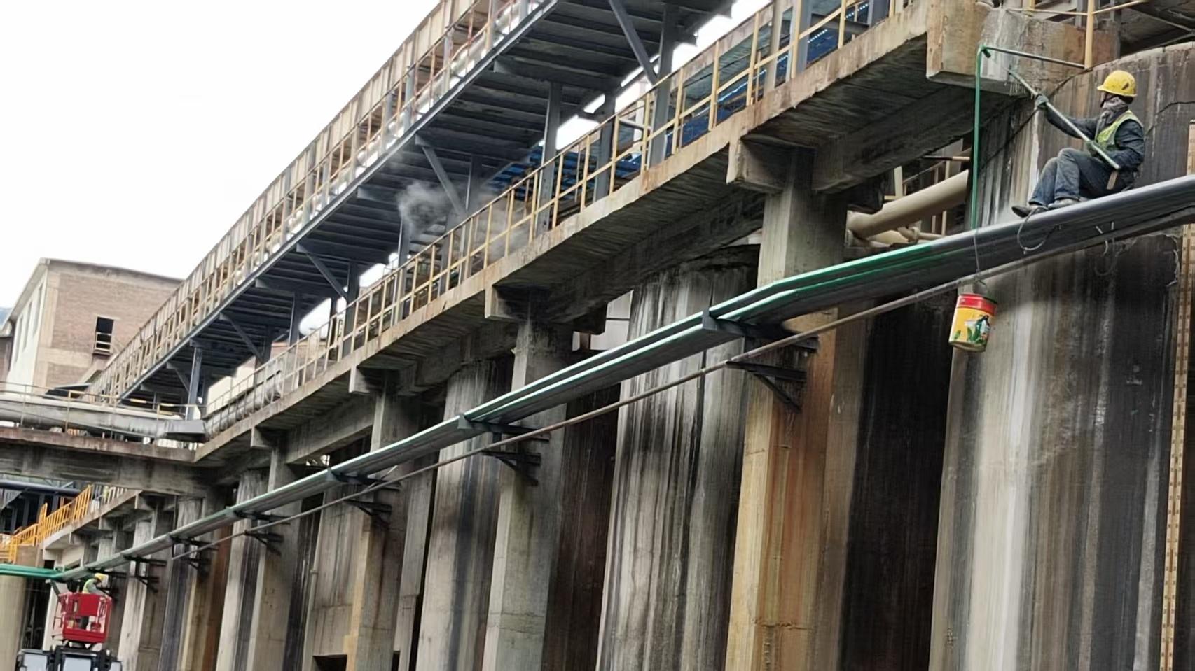 钢结构除锈翻新刷漆完成 严控除锈打磨标准