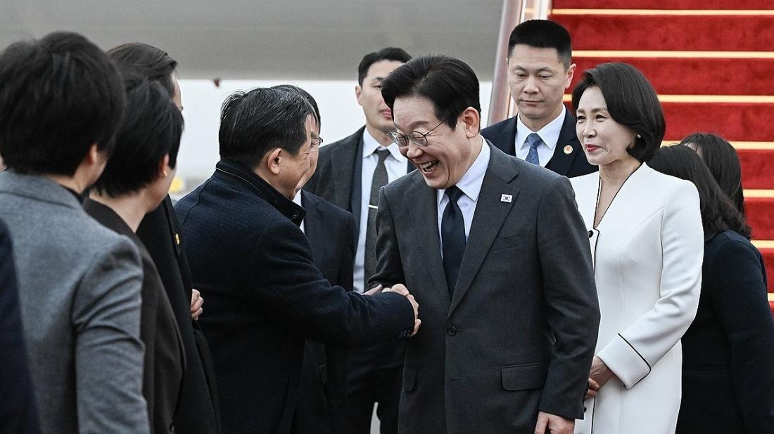 李在明抵达上海继续访华，男保镖眼睛不大却帅气，人群中个头瞩目