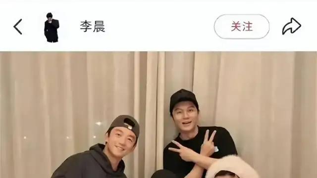 李晨一顿只吃3个小笼包，身材壮实又帅气，今年48岁的他状态超好