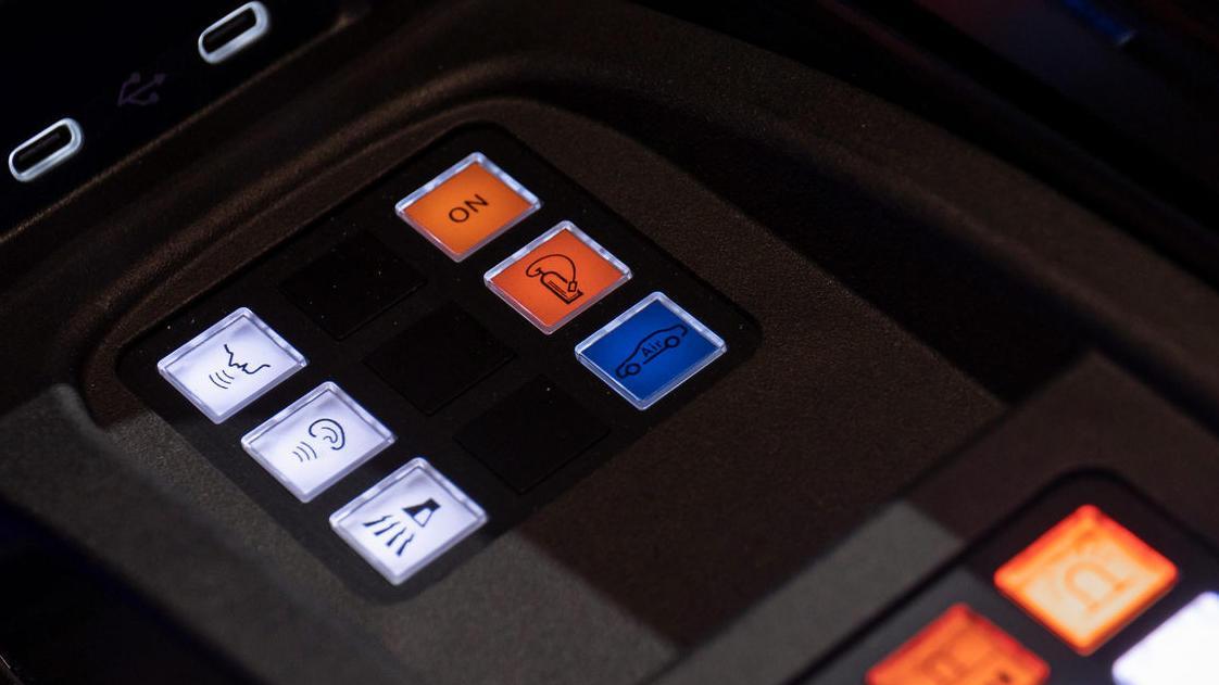 奔驰S680防弹版对比标准版，6倍差价，600万的S级