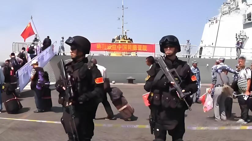 我国海外撤侨时，军舰警示牌上一句话，令武装分子从头到尾不敢靠近