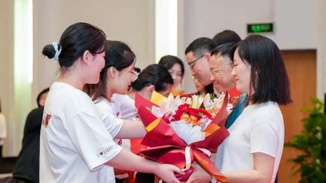 教职工群体：后勤、行政人员的育人角色与价值