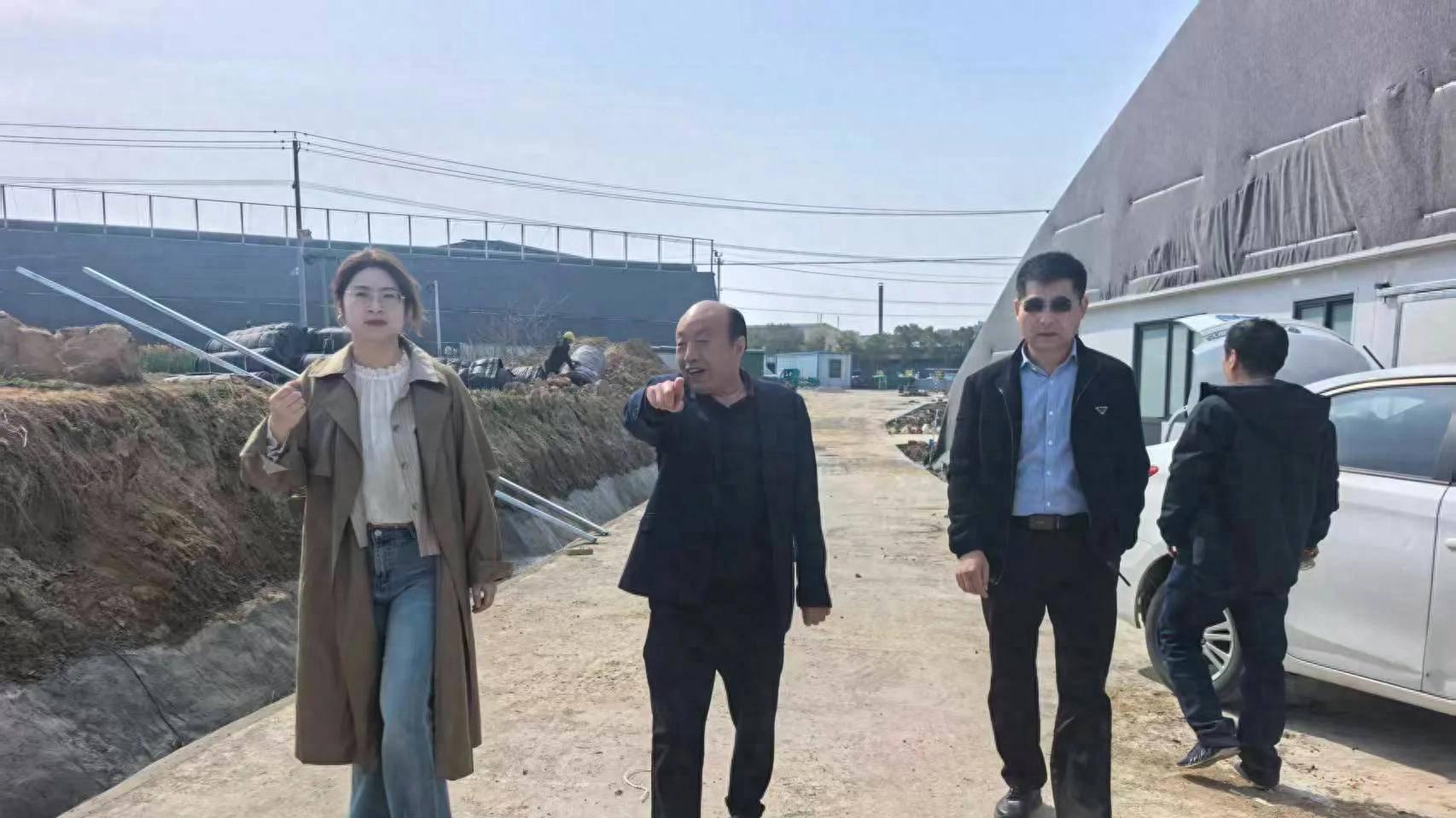 蘑菇大王丁伦保在安庆市怀宁县小市镇良湖村进行技术指导