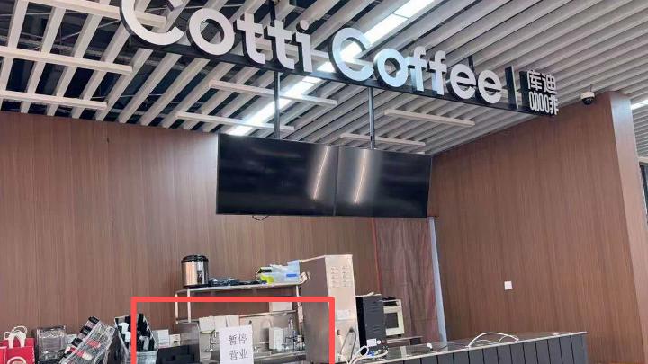 吉林一高校男生表白被拒怒砸食堂，网友看完笑了：专挑有法务的砸