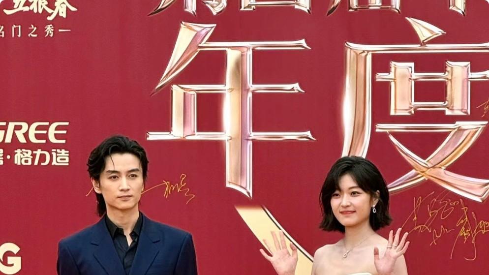 电视剧年度盛典红毯：蓝盈莹造型出圈，宋佳露事业线，董明珠霸气