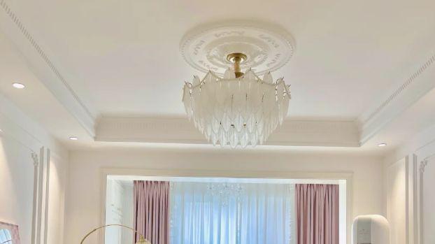 小空间的明亮哲学：与光线相处的奶油风法则