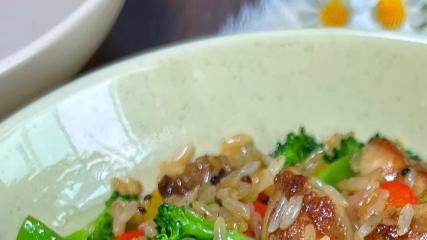 彩椒西兰花鸡腿烩饭，一锅端的“彩虹能量碗”
