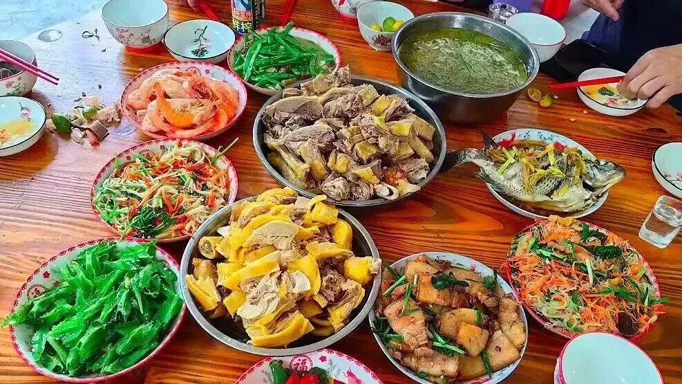 为什么年味越来越淡？可能因为你只顾着享受，忘了谁在“服务”