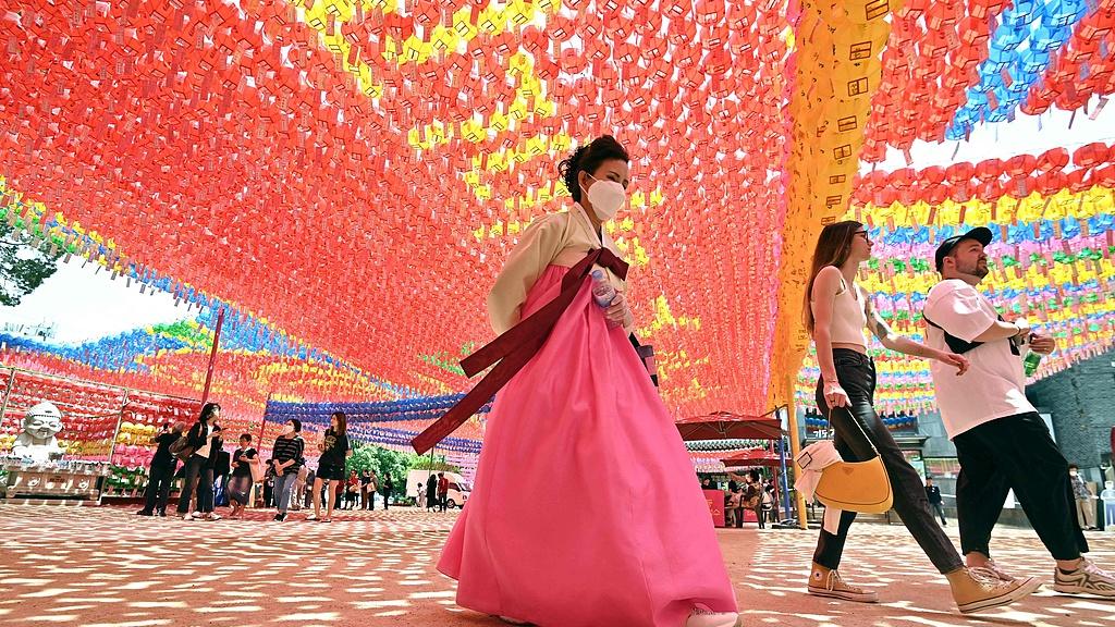 一平米站6。6个人，脚不沾地被“空运”出站——这就是“全球第一”的首尔地铁