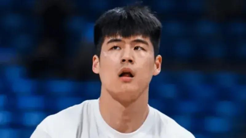 广东与蒙古球队打热身打亏了！陈家政遭遇膝盖受伤，幸好还能走！
