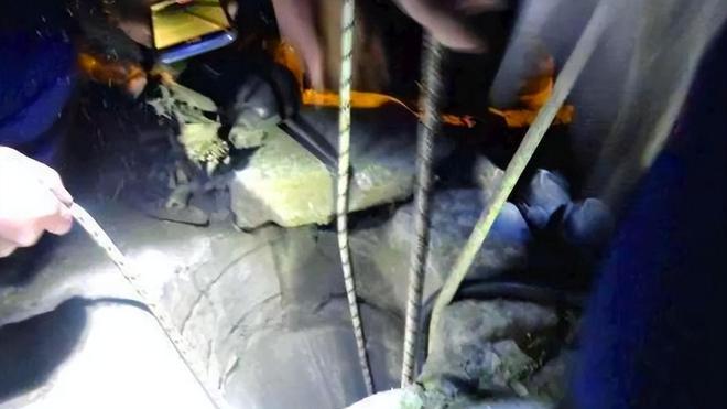 女童坠落14米深井，少年为救人谎报自己17岁，网友：保送上大学