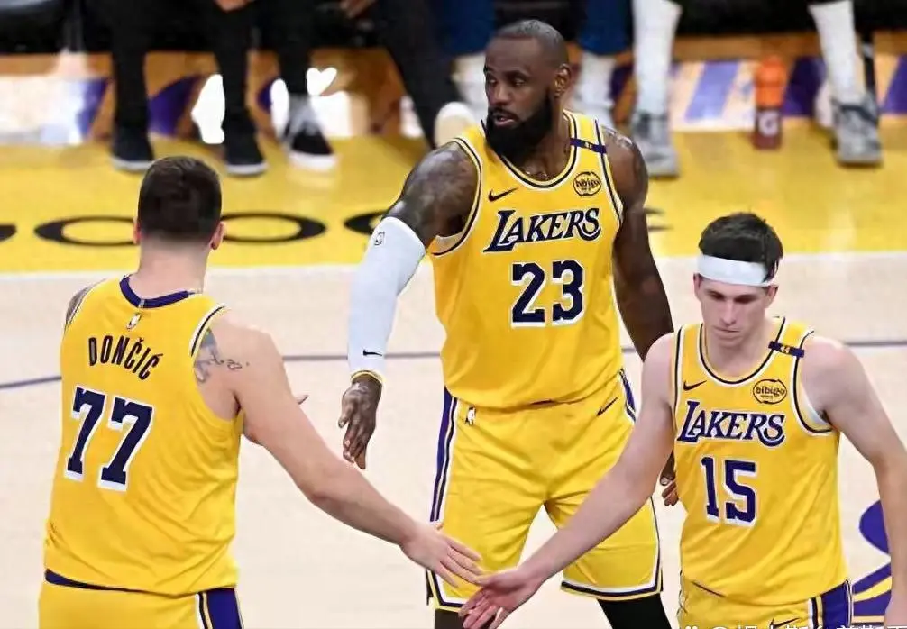 适时放权，专注防守：老将詹姆斯的新角色是湖人冲冠关键