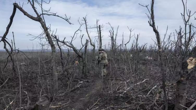 俄军扎波罗热防守反击，乌军损失惨重，逃跑被活活冻死