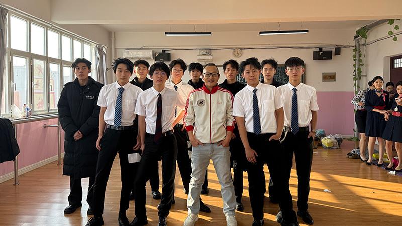 国家一级演员柏林携新梦想艺术学校与新乐二中师生共赴2026元旦之约