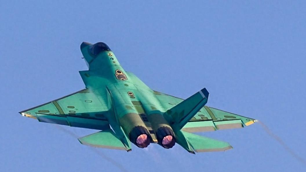 歼-35绿皮机新年首飞，量产信号拉满，福建舰终于等到关键拼图