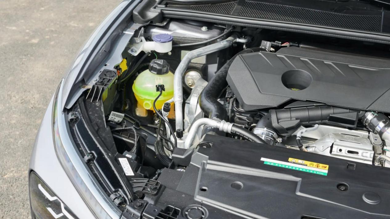 2026款雪铁龙凡尔赛对比2025款，高速不怕爆胎，液压缓冲减震