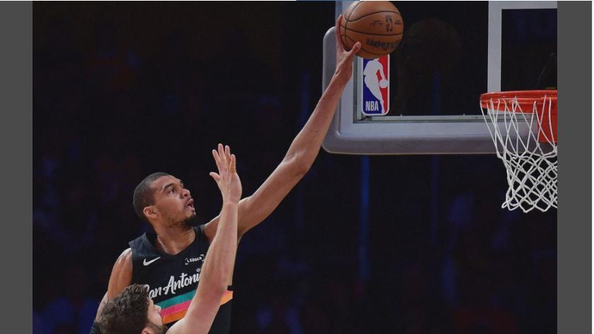 “怪物”文班亚马狂砍40分12篮板两双！历史第三人壮举助马刺五连胜