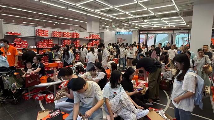 年轻人变了，逛折扣店已成日常