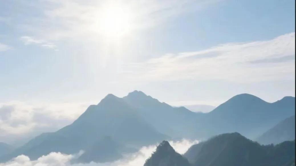 5A景区神农山免门票了！它正披着初冬限定的斑斓外衣，等待所有贵客的到来。