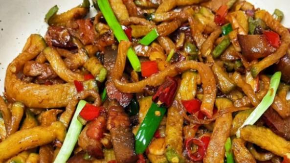 腊香混着日光甜香，这道小炒是湘地餐桌经典味道