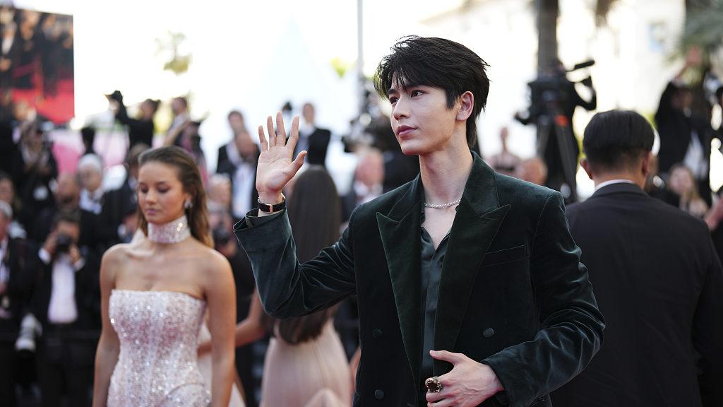 张凌赫新剧逐玉上映，豆瓣上显示暂无评分，他最近因不当言论道歉