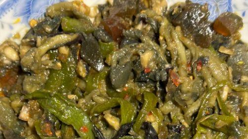 擂辣椒皮蛋，捣碎拌开能吃两碗米饭