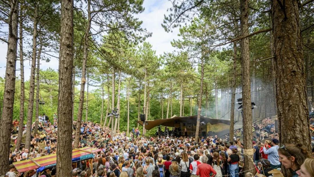 没钱去嗨了？荷兰音乐节集体遇冷，观众：反正最后会打折！