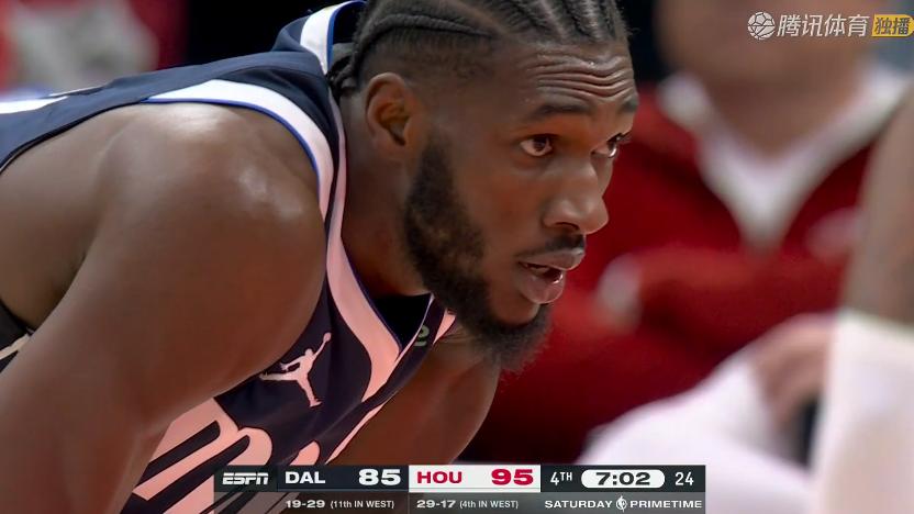 4分憾负！弗拉格34+12+5，赛后弗拉格走过去，抱住伊森