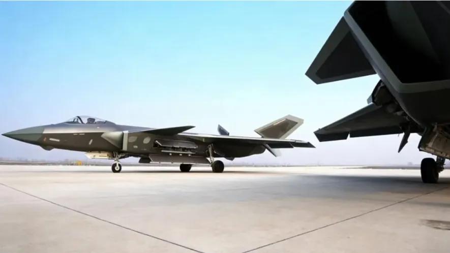 歼-20亮出肚子拜年！黄皮机现役机齐开弹舱，这才是最硬的“年货”