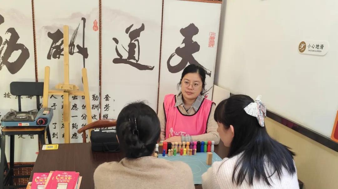 在她的小箱子里摆着许多神秘小人