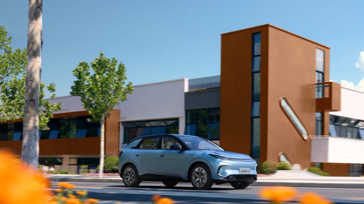 家庭出行不将就 极狐T1与零跑A10实用性深度对比