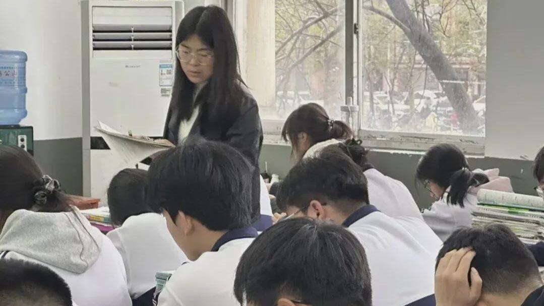 信阳市第六高级中学王艳平：三尺讲台传芳馨 杏坛筑梦守初心