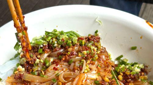 刮凉粉：担子一歇，豌豆粉像瀑布