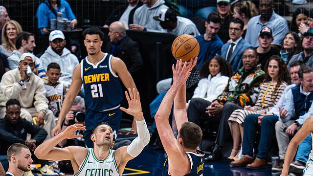 掘金终结绿军4连胜！穆雷退赛，约基奇30分12板6助，布朗23分11板