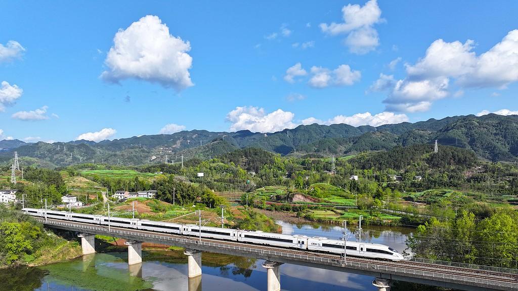 蝴蝶大乐透26034期分析，上期12码开出4个号码，有朋友命中吗？