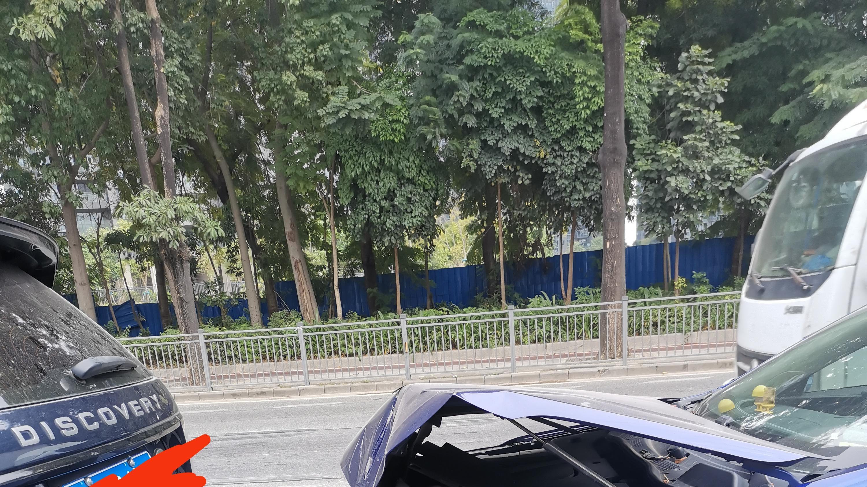 惊！路虎恶意别车致追尾，背后竟藏诸多乱象？