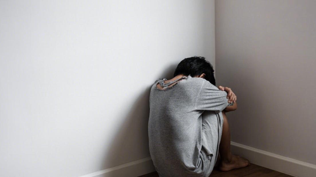 当年被判只剩8年寿命的18岁艾滋少年，如今带病活了25年