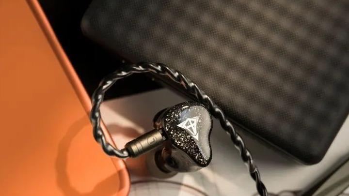 「迷走反射 . 评」稳稳的好听 FEBOS Hisenior Mega7 圈铁混合耳机