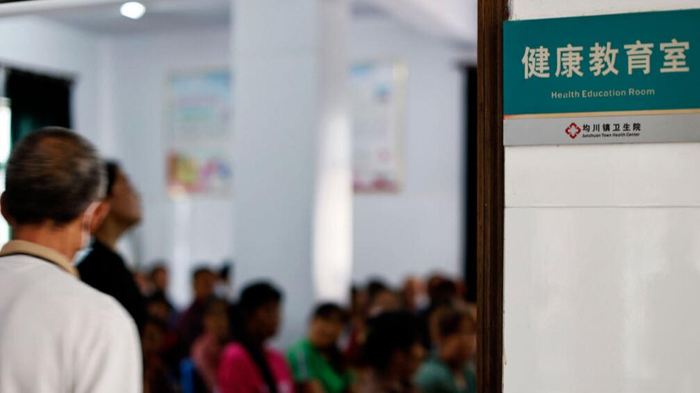 一位艾滋病患者的三十二年，两代中国医生的抗艾接力