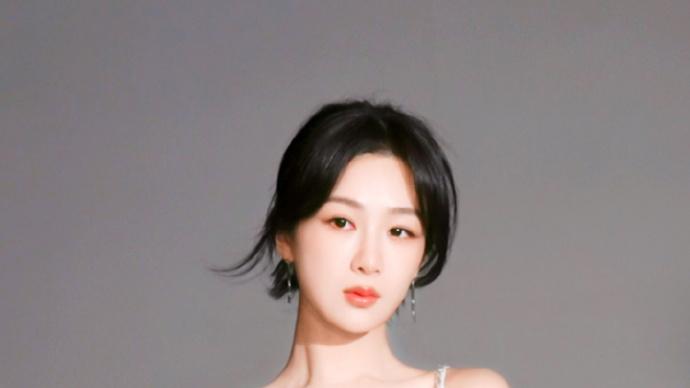 谁被美到了！杨紫白裙大秀美背，侧颜颜值太绝