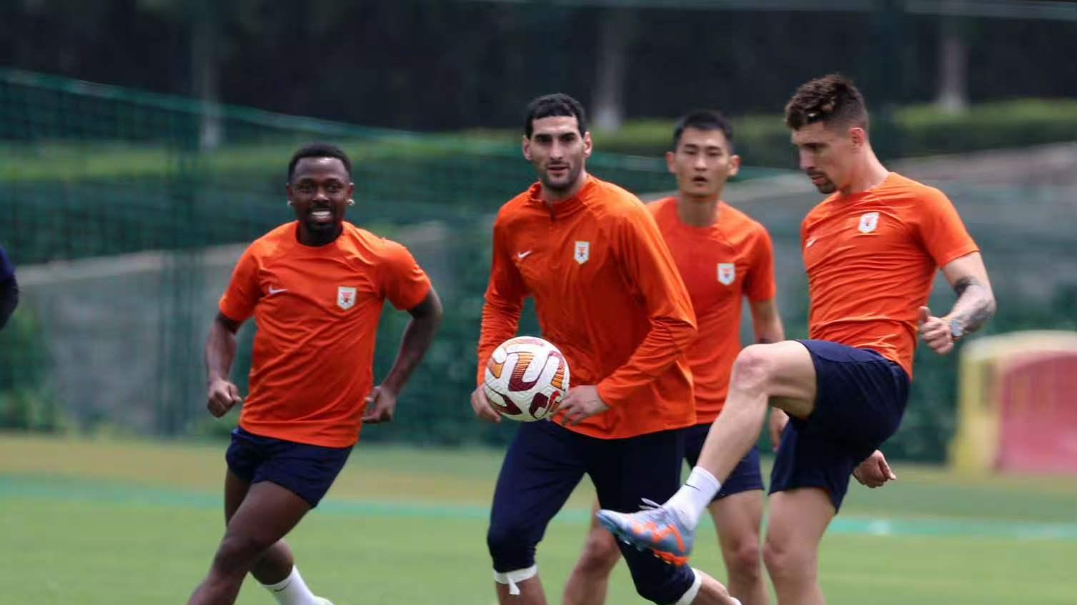 小摩托不踢足球了！前泰山国脚更新动态：这次真变成摩托了