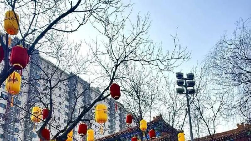 挂起黄灯笼，有啥好奇怪的？