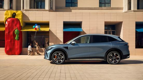 后排顶头、后备箱不够装？极氪7X专治小米YU7的空间“硬伤”